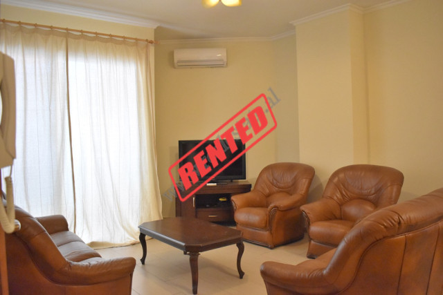 Apartament 2+1 me qira ne rrugen Hoxha Tahsim shume prane Pazarit te Ri ne Tirane.
Pozicionohet ne 